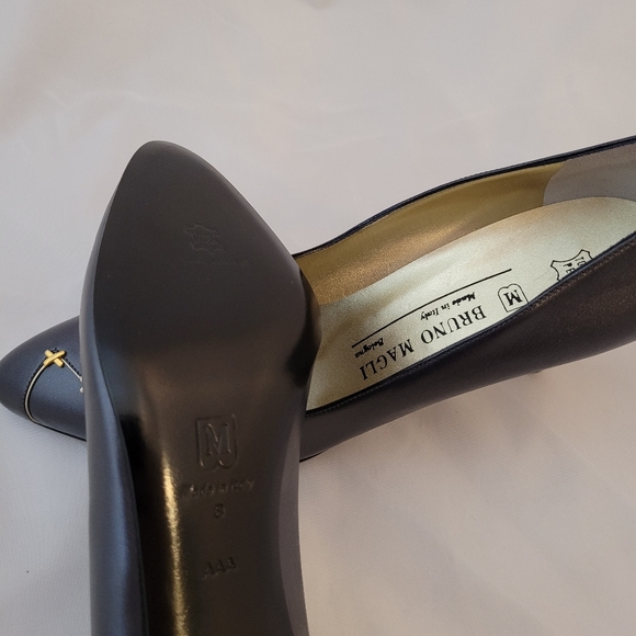Vintage silvery Navy Bruno Magli Size 8 AAA Navy Leather Heels - Picture 2 of 5